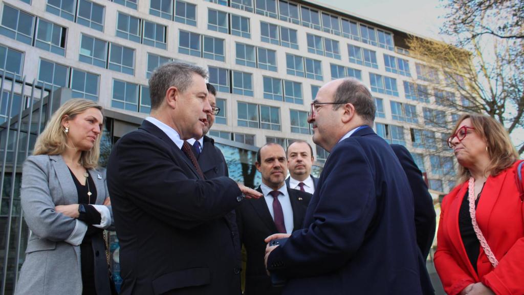 Emiliano García-Page, junto a una delegación de Castilla-La Mancha, este viernes en París