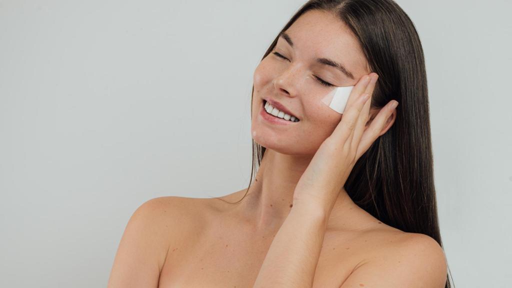 Las miles de fibras ultrafinas que componen 3” Patch se funden y desaparecen a simple vista en contacto con la piel húmeda.