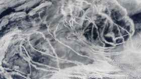 Imagen satélite de la nubes blanqueadas al norte del Pacífico por los embudos de los barcos que explusan vapor.