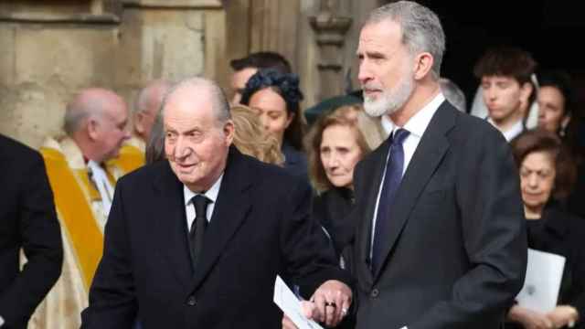 El rey Felipe VI tiende su brazo para ayudar a su padre, Juan Carlos, en Londres