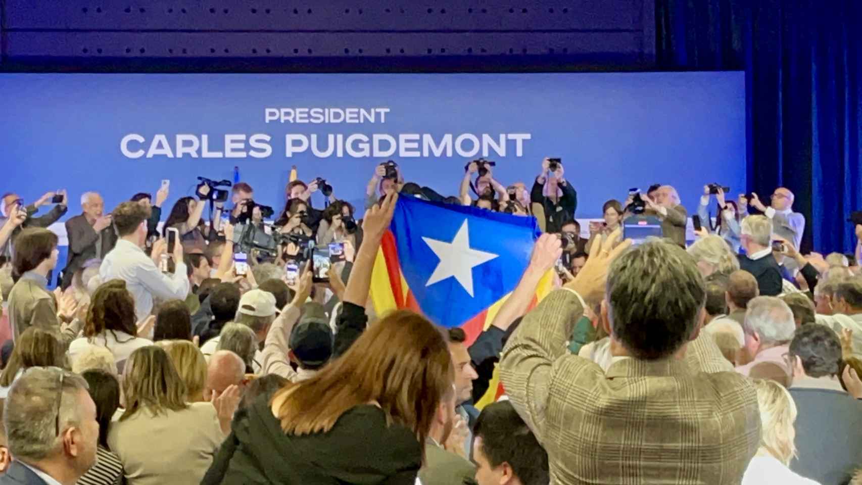 Carles Puigdemont sube, este jueves, al atril de la sala de eventos del Ayuntamiento de Elna (Francia) entre vítores.
