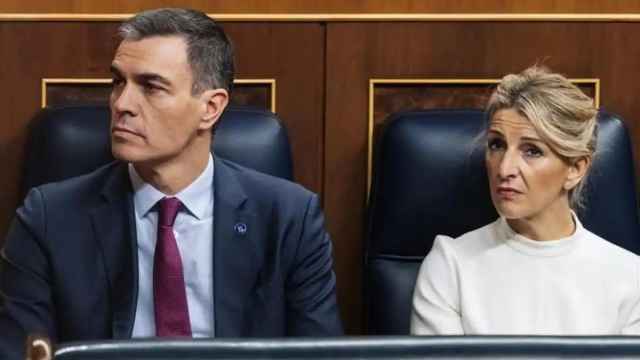 Pedro Sánchez y Yolanda Díaz, en la bancada del Gobierno en el Congreso, con gesto serio.