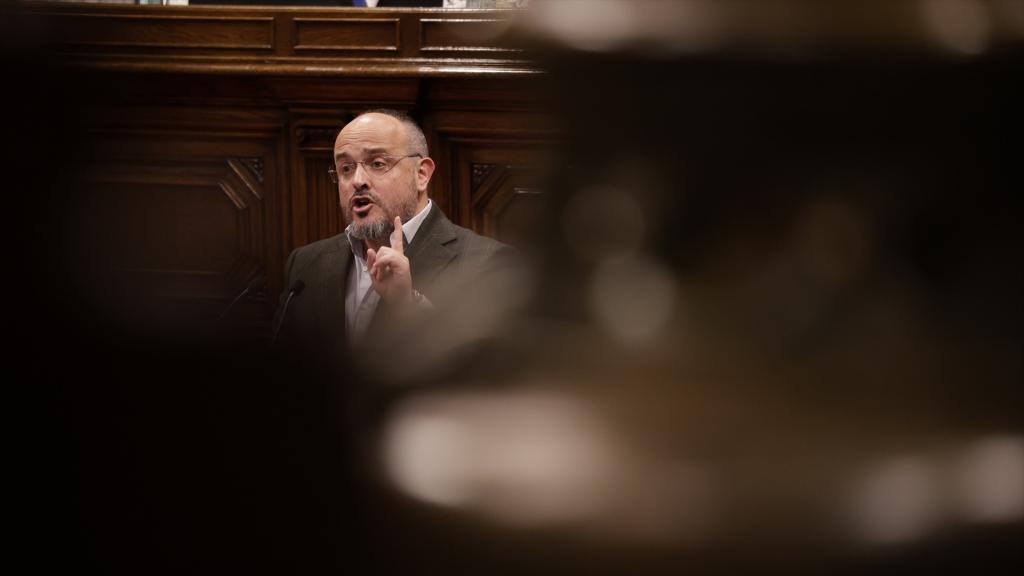El presidente del PP de Cataluña y líder del grupo en el Parlament, Alejandro Fernández, durante un Pleno.