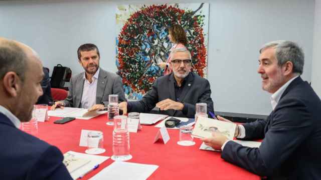 El presidente de Canarias, Fernando Clavijo, en la reunión mantenida con el rector de la ULPGC, Lluís Serra, y el rector de la ULL, Francisco Javier García Rodríguez.