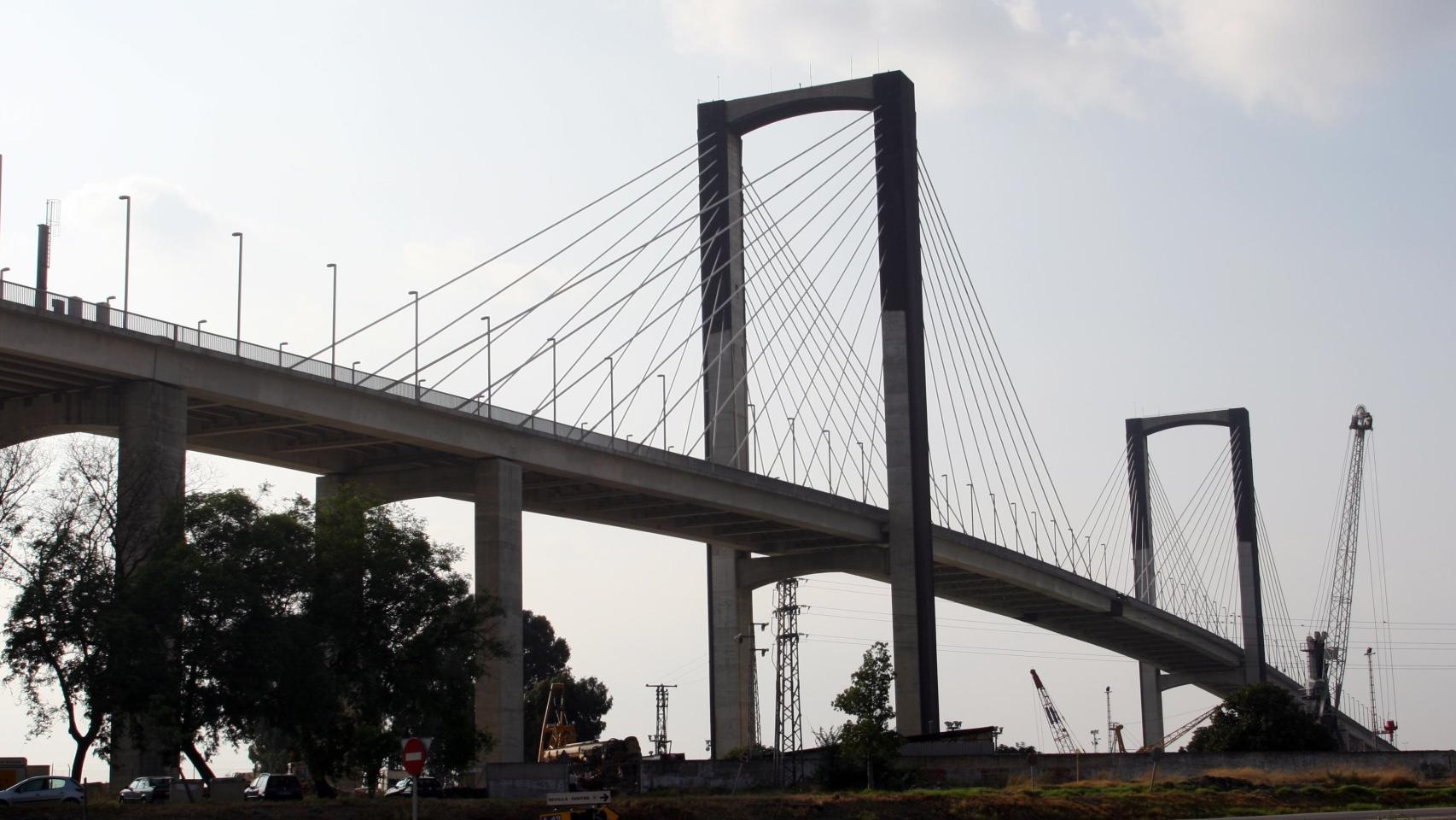 Muere un hombre al precipitarse desde el puente del Centenario de Sevilla esta mañana