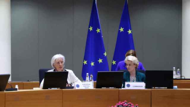 La presidenta del BCE, Christine Lagarde, y la jefa de la Comisión, Ursula von der Leyen, durante la cumbre del euro este viernes en Bruselas