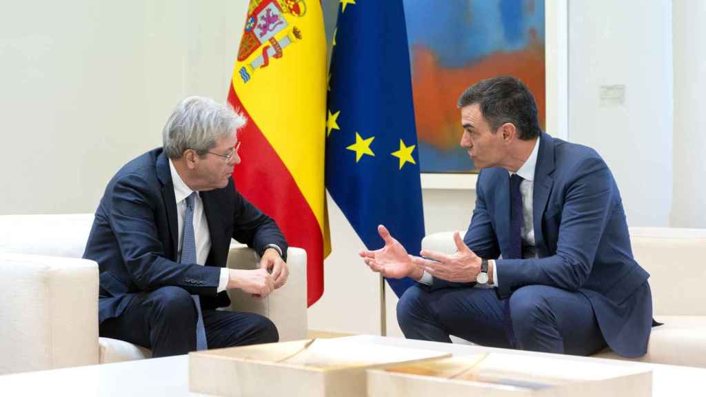 El presidente del Gobierno, Pedro Sánchez y el comisario europeo de Economía, Paolo Gentiloni