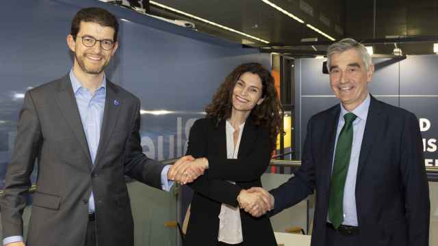 De izq. a drcha.: Carlos Martín, CEO de BlueFloat Energy; Mariangiola Mollicone, directora general de Eni Plenitude Renewables España; y Miguel Domingo, director general de Sener Renewable Investments.
