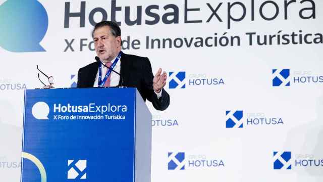 El presidente de Hotusa, Amancio López, interviene durante el X Foro de Innovación Turística Hotusa Explora, en el Hotel Eurostars Tower, a 22 de enero de 2024, en Madrid (España).