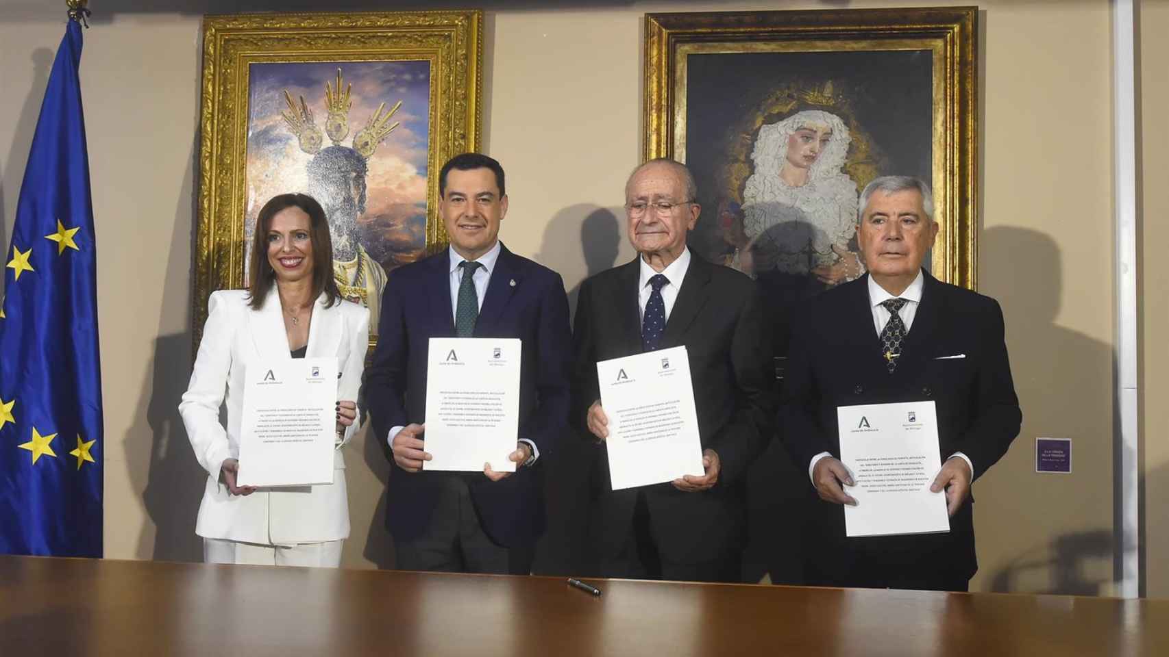 El hermano mayor del Cautivo, con el presidente de la Junta de Andalucía, el alcalde de Málaga y la consejera de Fomento.