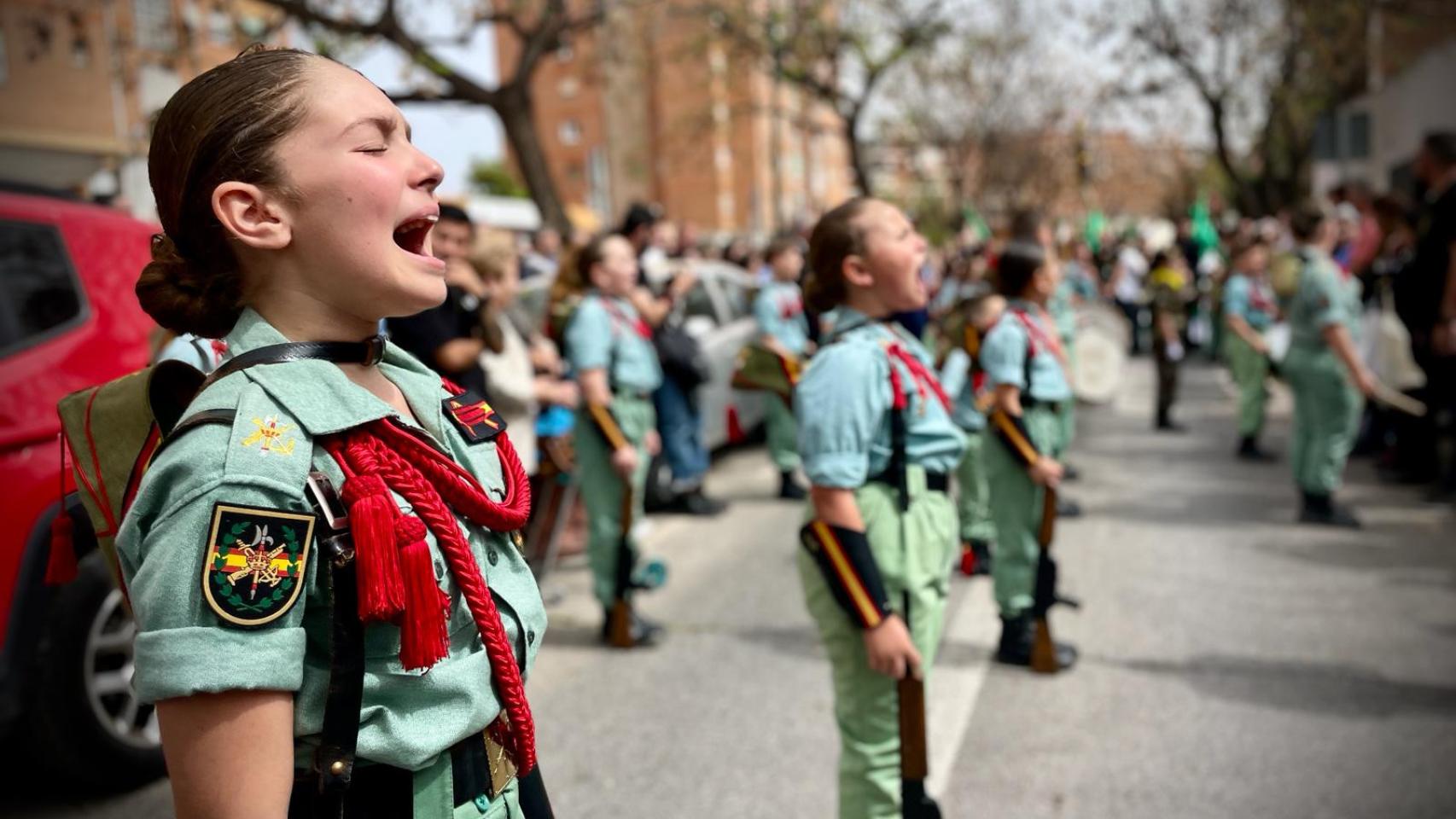 Una pequeña legionaria lo da todo.