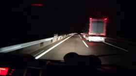 Esta es la vista durante horas de un rutero nocturno en la A43 de camino a Valencia.