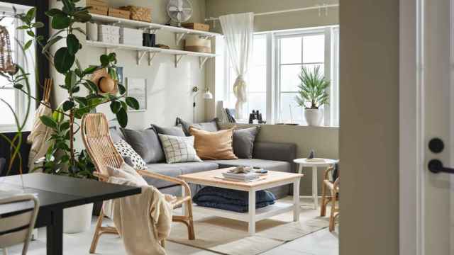 Imagen de un salón decorado por muebles de Ikea.