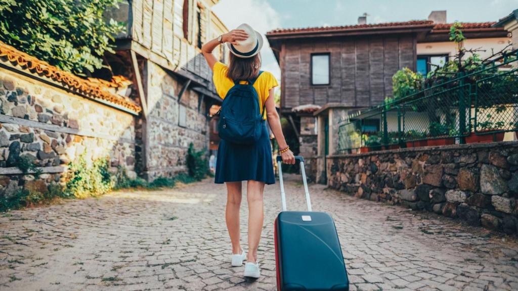 Una mujer de vacaciones en un pueblo.