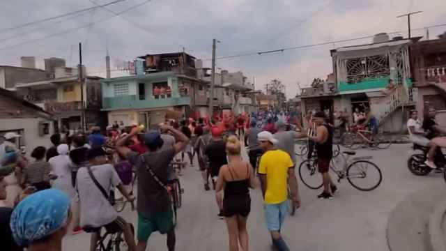Varias personas protestan en las calles de Santiago de Cuba.