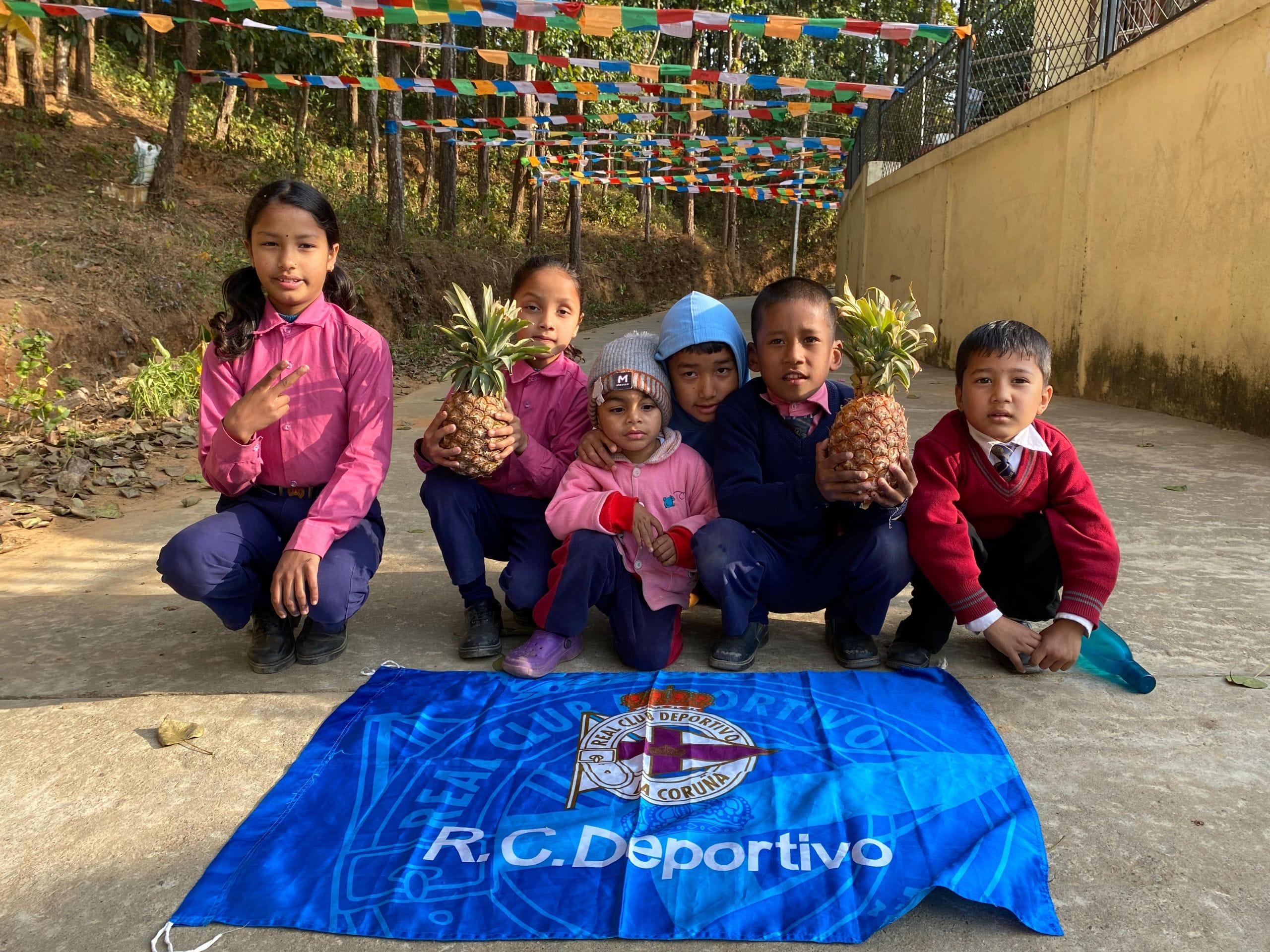 Los niños de Nepal a los que ayuda la ONG Camina Nepal apoyando al Dépor (Cedida).