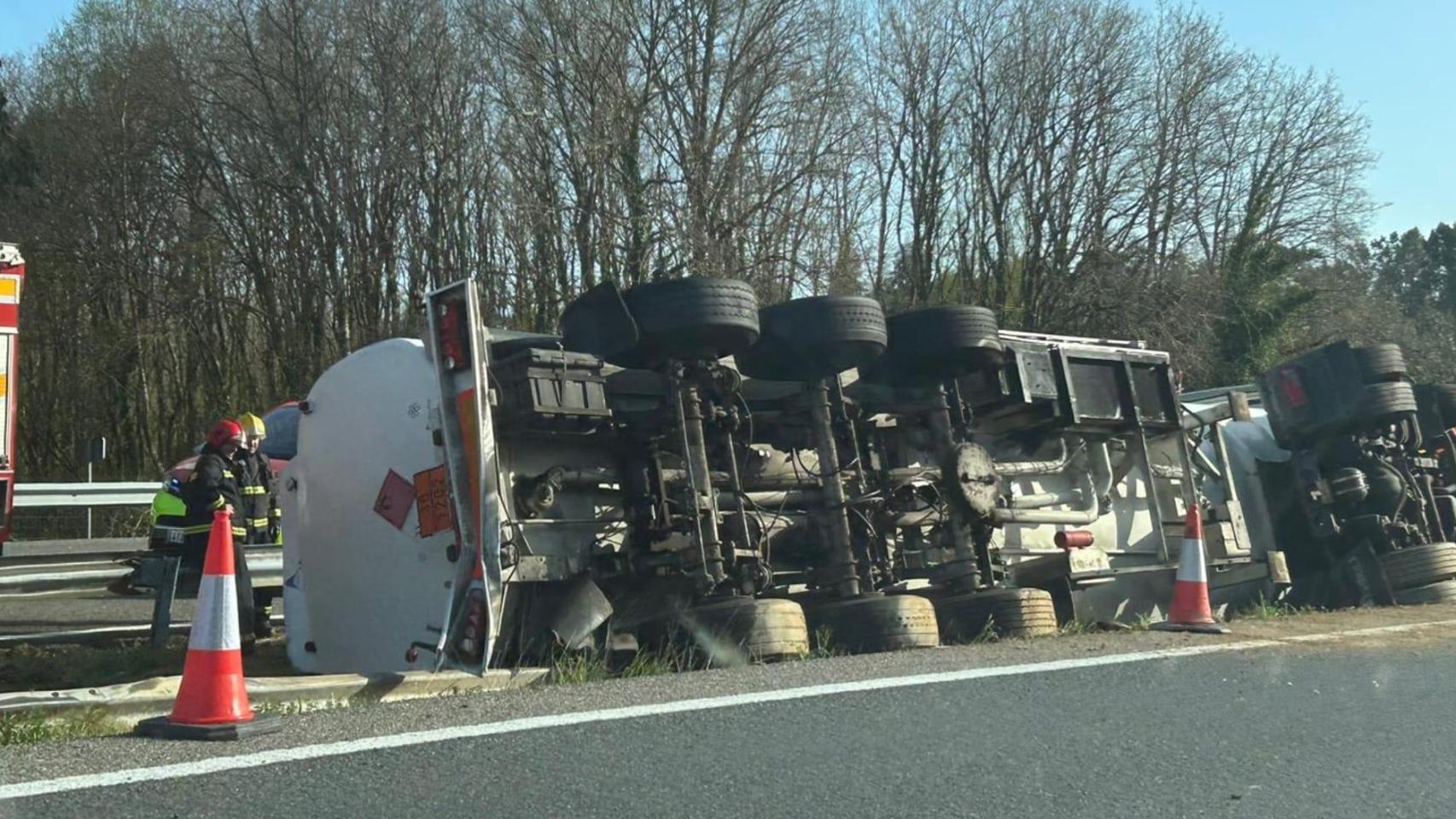 Camión volcado en la AP-9 a la altura de Oroso (A Coruña).