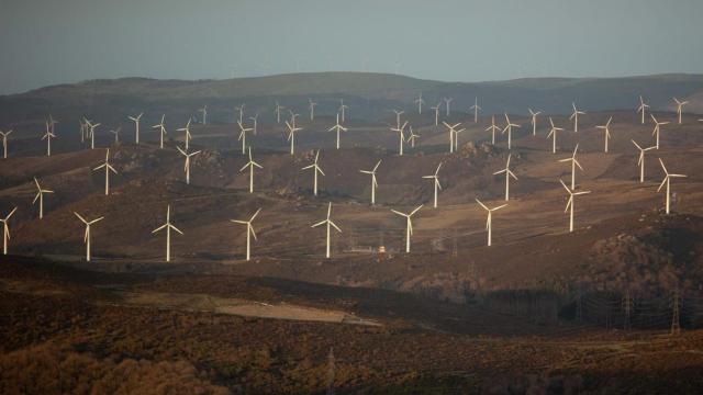 Varios aerogeneradores en el parque eólico de Vilachá, en Lugo.