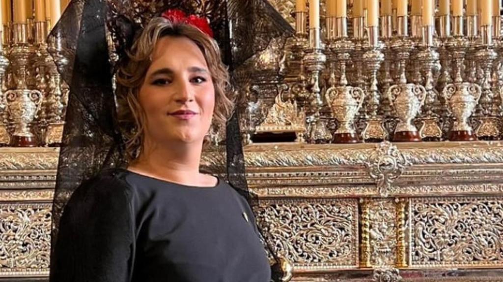 Alejandra Puelles, de mantilla.