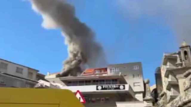Incendio en el casco urbano de A Guarda (Pontevedra).