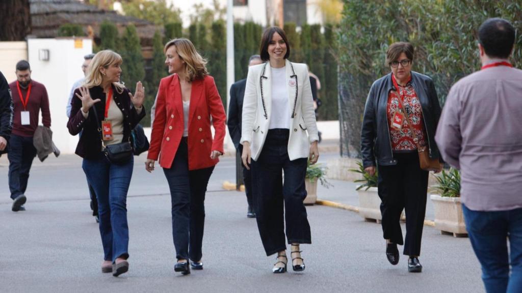 Pilar Alegría y Diana Morant a su llegada al congreso del PSPV. EE