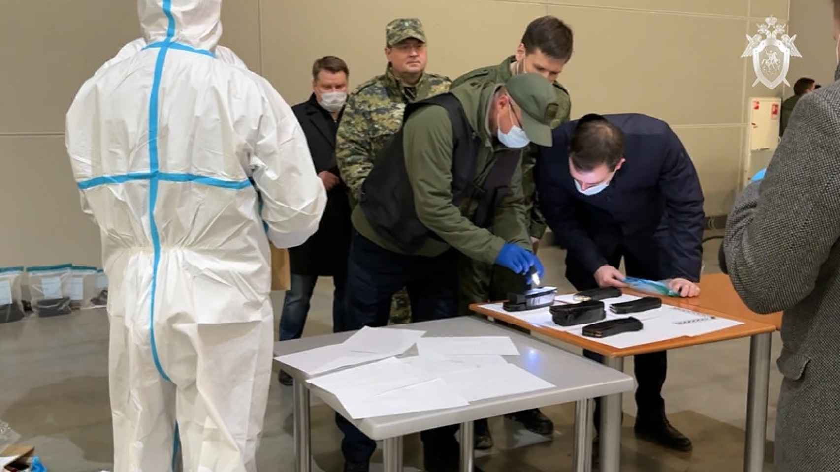 Especialistas del Comité de Investigación de Rusia analizan cargadores llenos de munición hallados en el lugar del atentado.
