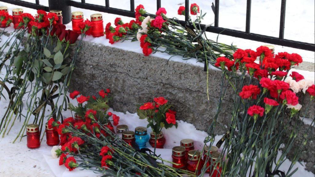 Capilla ardiente improvisada en el lugar del atentado, Moscú.