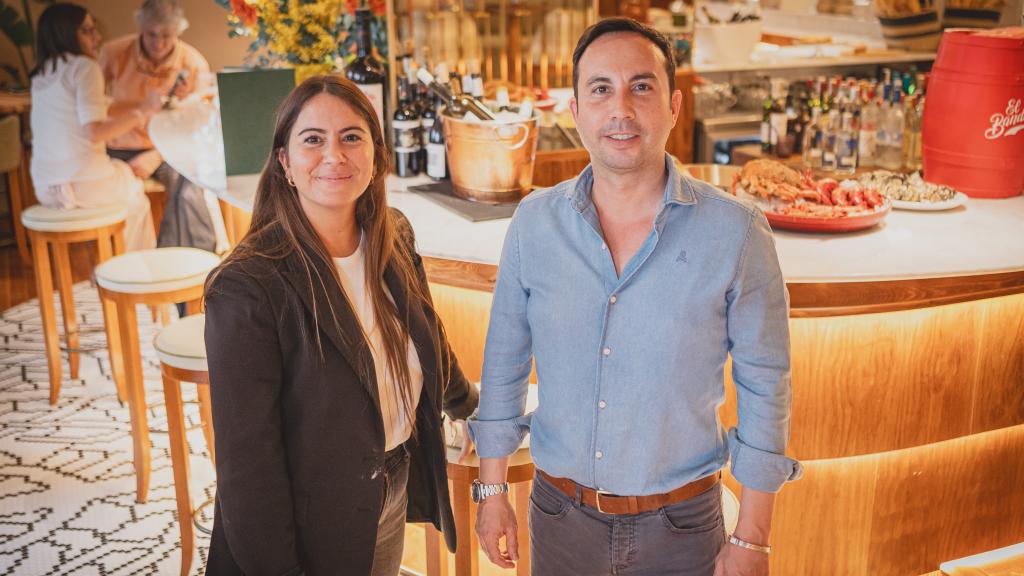 Los hermanos Torremocha, Luis y Mónica, del Grupo Tonteo, en la barra de Las Bridas.