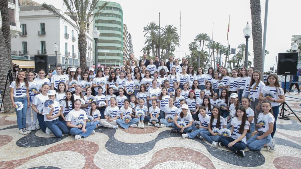 Cata de agua de Aguas de Alicante en la Explanada de España.