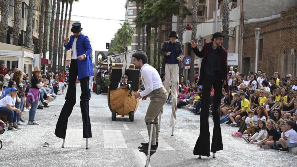 CulturART y Alejando Alonso, con zancudos de blanco en un espectáculo de calle