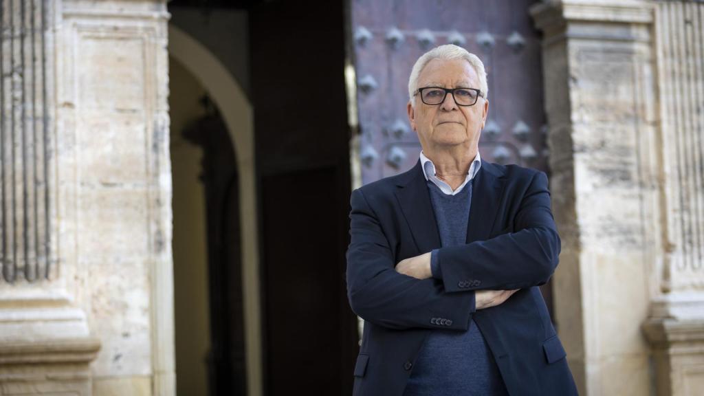 Jiménez Guerrero, junto a la puerta por la que se accede a la iglesia del Sagrario.