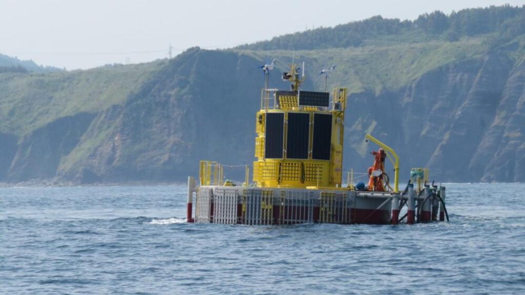 Laboratorio flotante HarshLab, situado en la zona de ensayos BiMEP en Armintza.