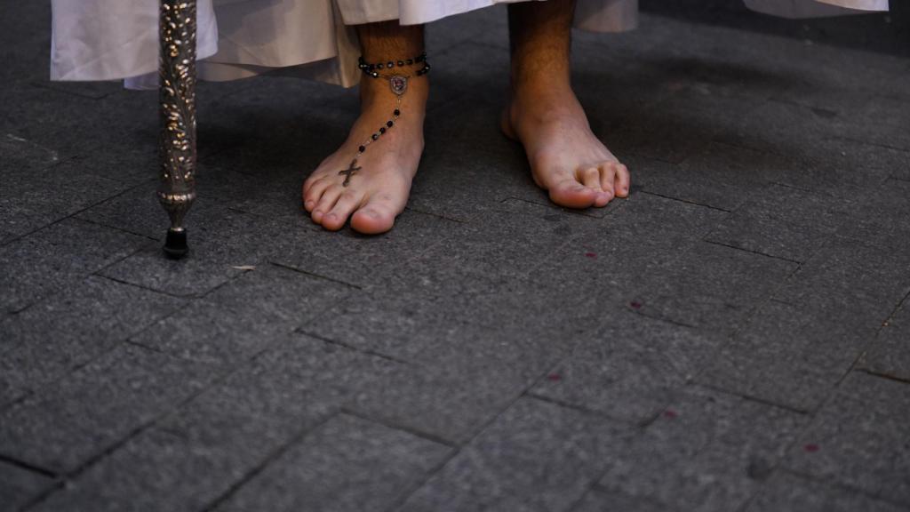 Un cofrade durante la procesión de Semana Santa.