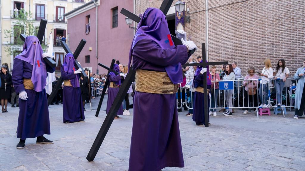 Penitentes portan cruces de madera en la procesión de Jesús el Pobre y María Santísima del Dulce Nombre en la procesión de Jueves Santo.