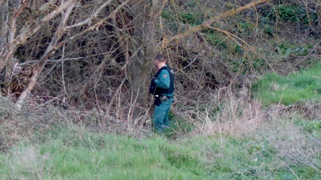 Uno de los agentes de la Unidad de Seguridad Ciudadana durante la búsqueda de uno de los fugitivos junto al arroyo de El Zurguén