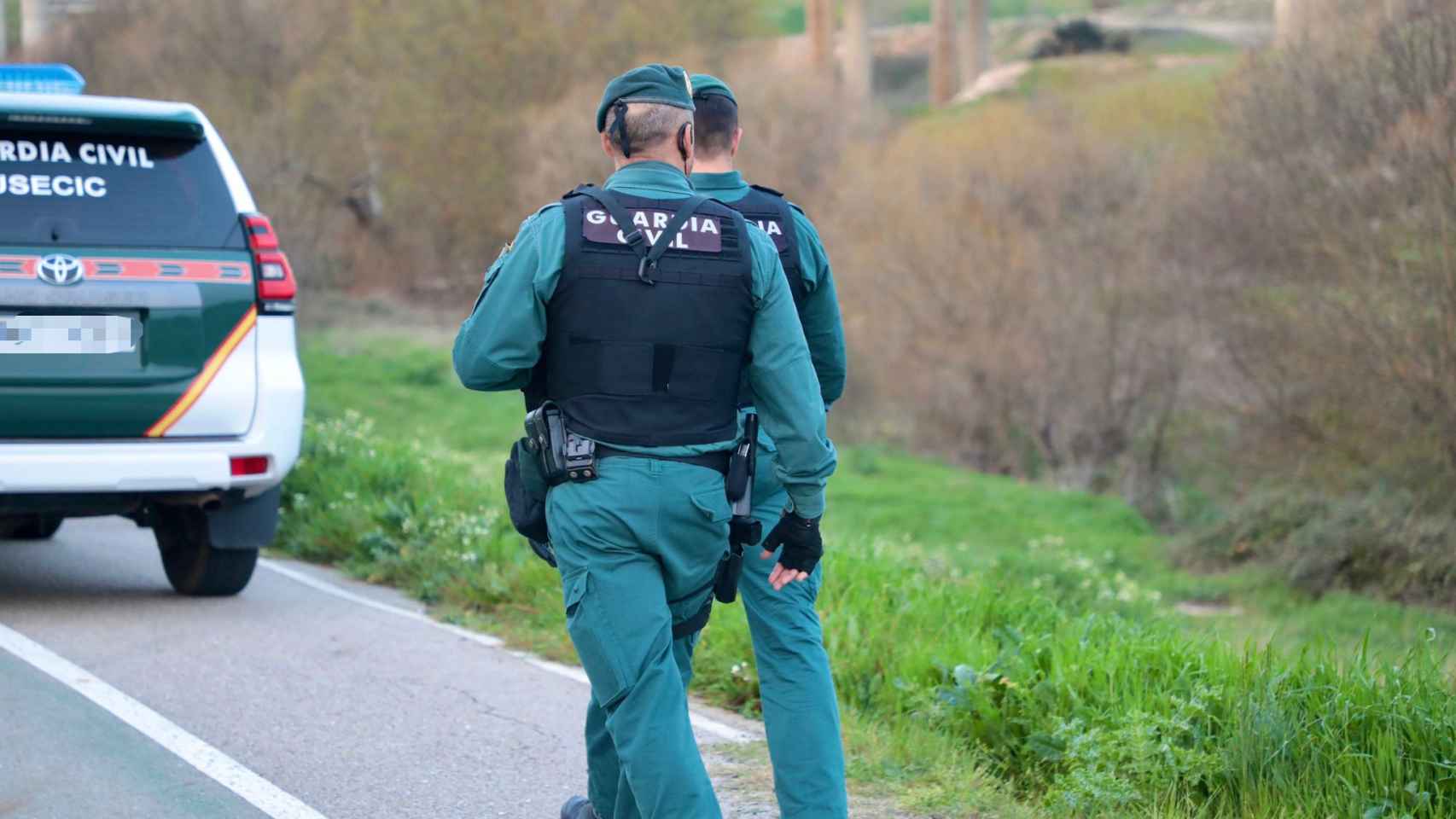 Agentes de la Unidad de Seguridad Ciudadana durante la búsqueda de uno de los fugitivos junto al arroyo de El Zurguén