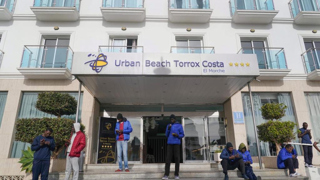 Imagen de los migrantes en la puerta del hotel de Nene.