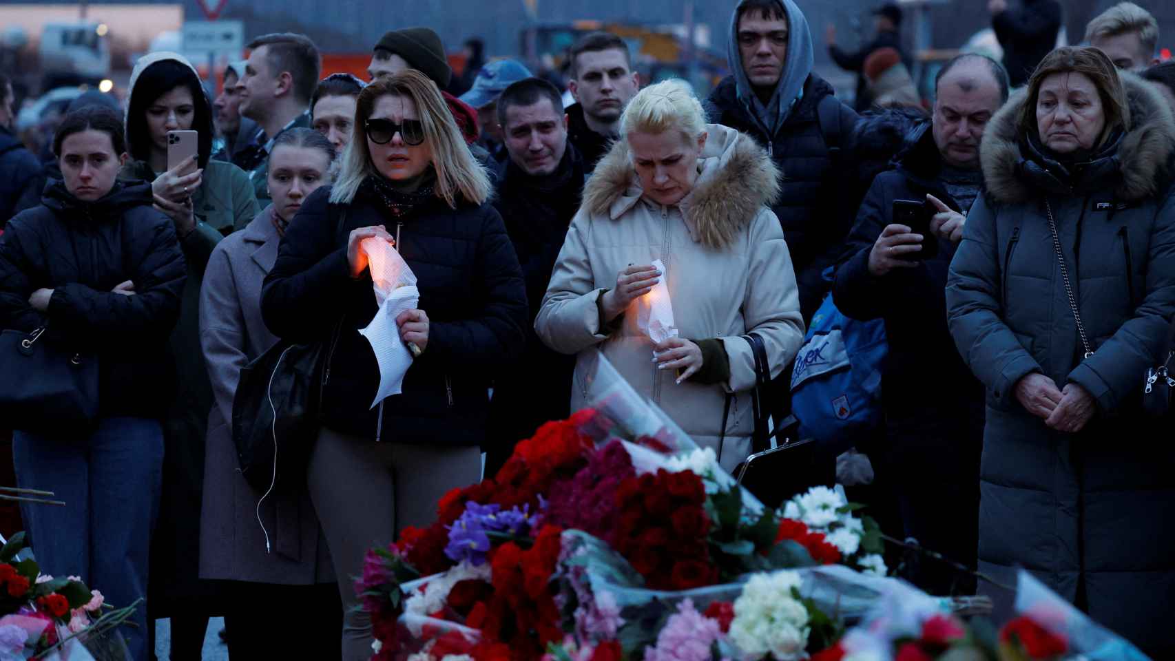 Un memorial improvisado en honor a las víctimas del ataque terrorista de Moscú.
