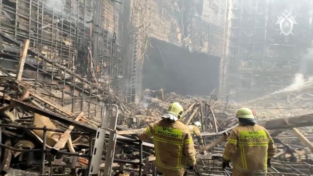 Equipos de rescate buscan supervivientes entre los escombros de la sala Crocus City Hall.