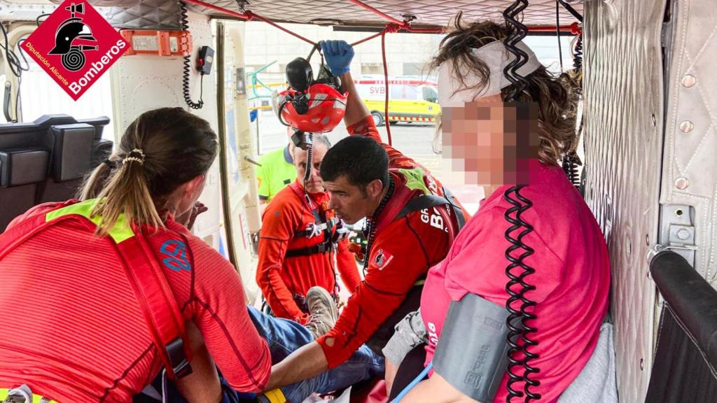 Dos rescates en helicóptero por caídas el mismo día en Confrides y la sierra de Aitana