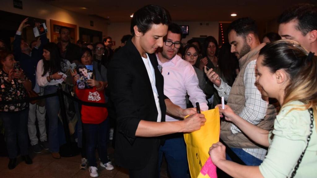 El torero peruano Roca Rey se da un baño de masas en Salamanca