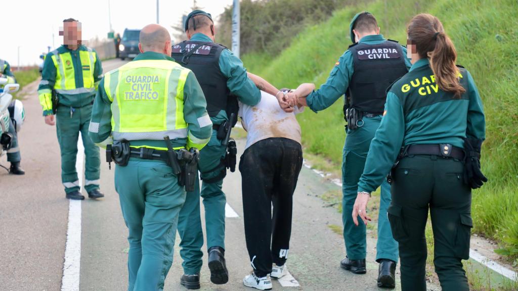 Momento de la detención de uno de los ocupantes del vehículo fugado por parte de agentes de la USECIC
