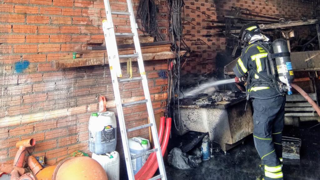 Aparatoso incendio en una nave de limpieza en La Pedraja