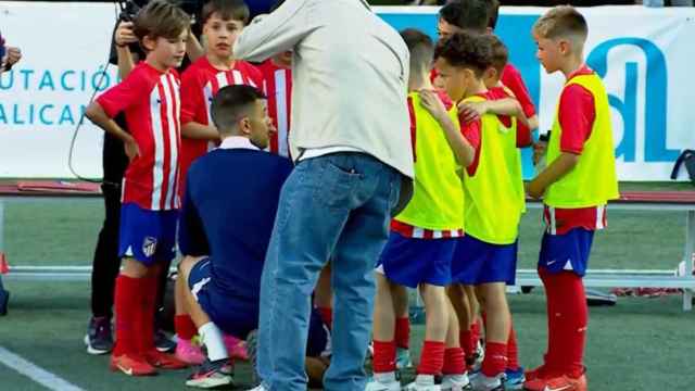 Los jugadores de la base del Atlético de Madrid escuchan instrucciones.