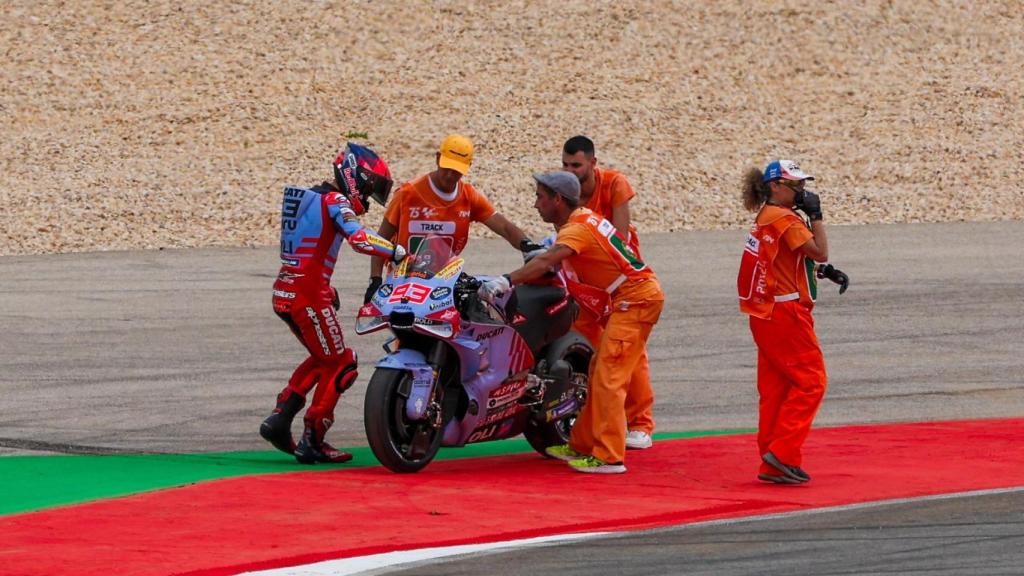 Marc Márquez, tras sufrir una caída en la curva 15 del circuito de Portimao.
