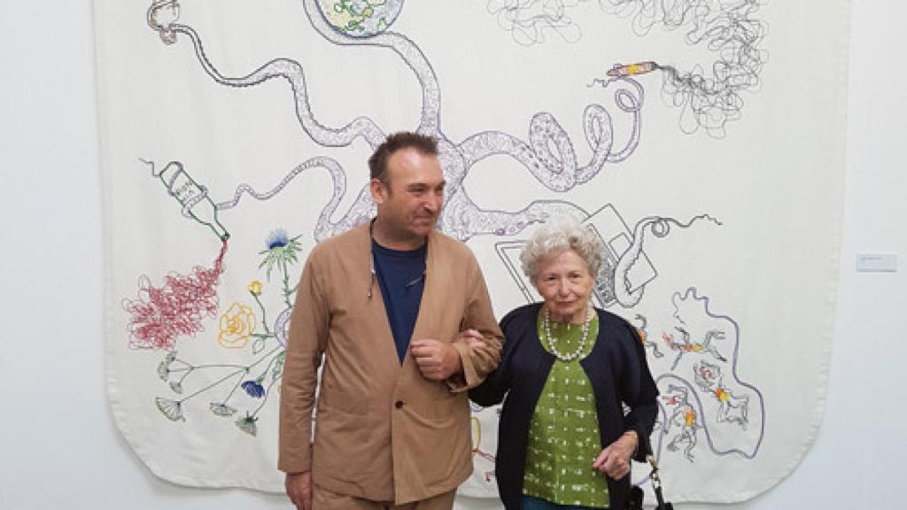 Francisca Artigues y Miquel Barceló delante de una de las obras de Vivarium, en el Jardín Botánico de Madrid. Foto: Jardín Botánico.