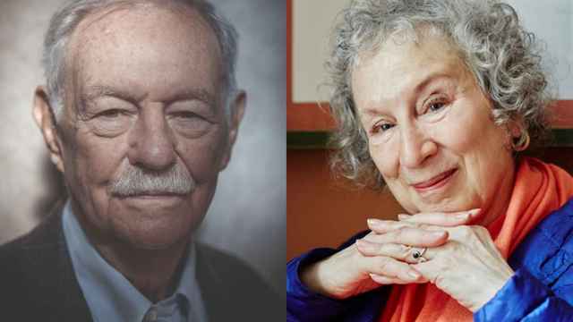 Los escritores Eduardo Mendoza y Margaret Atwood.