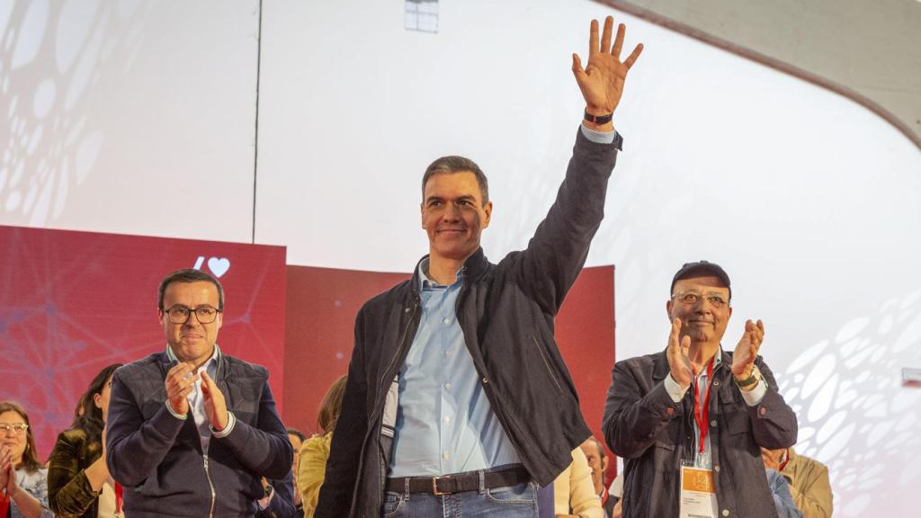 El presidente Pedro Sánchez , este sábado en el Congreso del PSOE de Extramdura junto a Guillermo Fernández Vara.