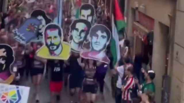 Los rostros de varios asesinos de ETA encabezan la 'korrika' a su paso por las calles de Bilbao.