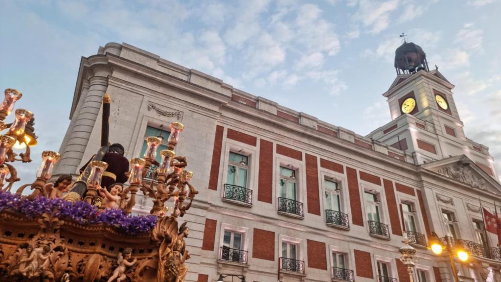 Imagen de la Casa de Correos durante la Semana Santa de 2022.